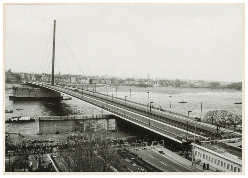 Als sich eine Brücke in Bewegung setzte © Stadtarchiv Düsseldorf
