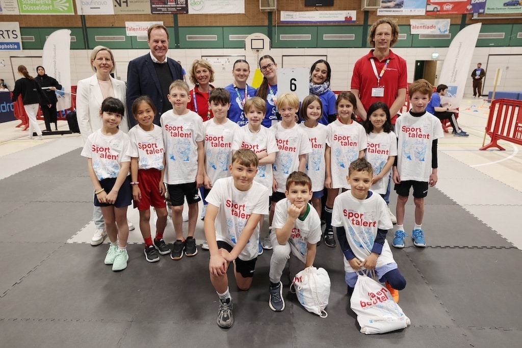 Oberbürgermeister Dr. Stephan Keller hat die 22. Talentiade im Sportpark Niederheid eröffnet und dabei Grundschulkinder der zweiten Klasse begrüßt, die aus dem sportmotorischen Test InCHECK’D als sportlich talenti © Landeshauptstadt Düsseldorf/ David Young