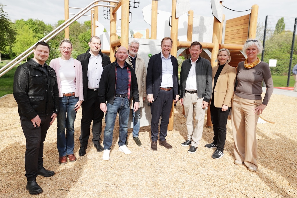 Die Landeshauptstadt Düsseldorf erweitert ihr sportliches Angebot: Die neue multifunktionale Sportanlage an der Diepenstraße in Gerresheim bietet einen modernen, vielseitig nutzbaren Bewegungsraum für alle Generationen. Oberbürgermeister Dr. Stephan Keller(4.v.r.) hat die Anlage am Montag, 20. April 2026, mit Stadtdirektor Burkhard Hintzsche (3. v.r.), Stportamtsleiterin Eva Kulot (2.v.r.) und Ulrike Volmer vom Gartenamt (1.v.r.) sowie Gästen aus Bezirksvertretung, Rat und dem Stadtteil feierlich eröffnet. © Landeshauptstadt Düsseldorf/David Young