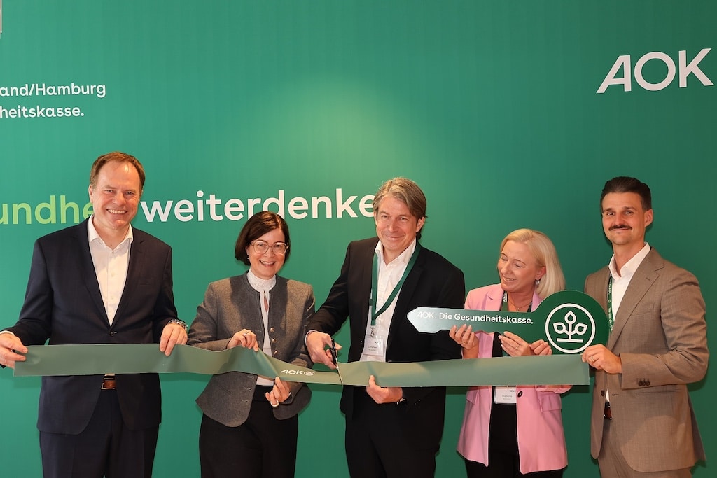 Offizielle Eröffnung v.l.(v.l.) OB Keller, AOK Rheinland/Hamburg-Vorstand Sabine Deutscher, AOK Rheinland/Hamburg-Verwaltungsratsvorsitzender Christian Klauder, AOK Rheinland/Hamburg Regionaldirektorin Stefanie Betzer und der AOK-Geschäftsstellenleiter Giancarlo Schmidtke der Steinstraße