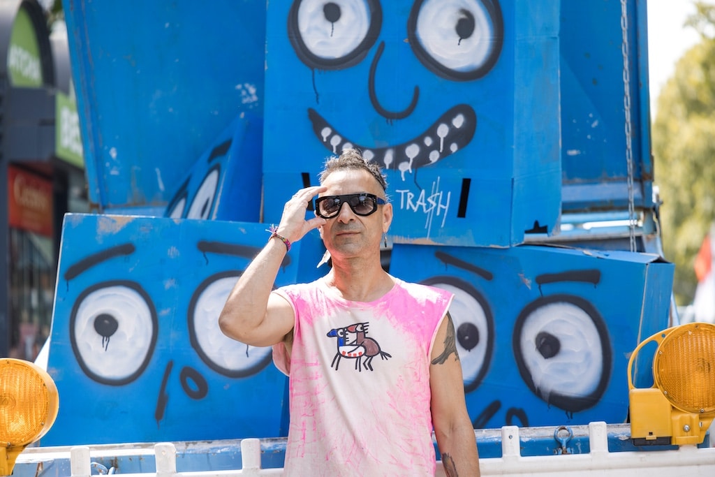 ART IS TRASH vor einem Kunstwerk, Düsseldorf, Königsallee © Jochen Rolfes, Photography