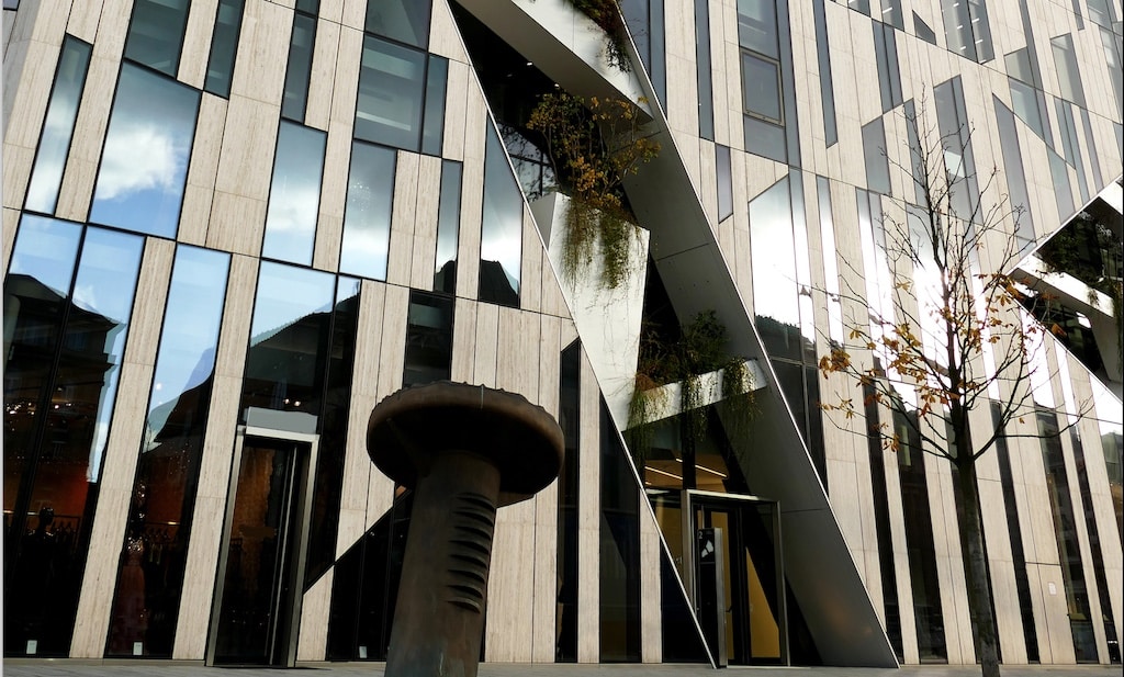 Am Kö-Bogen in Düsseldorf entsteht hinter der Nagelinstallation des Künstlers Günther Uecker ein neuer Standort, an dem Leica sein Konzept aus „Store und Galerie“ präsentieren wird.© Ulf Ostländer | Kö-Bogen 