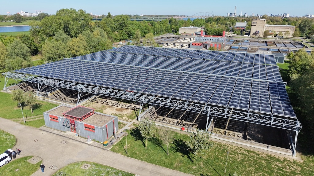 DescriptionAuf dem Klärwerk Düsseldorf-Süd steht ab sofort das bisher größte Solarfaltdach Deutschlands. Der Stadtentwässerungsbetrieb der Landeshauptstadt Düsseldorf (SEBD) hat die leistungsstarke PV-Anlage mit 1,37 Megawatt ©     Landeshauptstadt Düsseldorf/ David Young