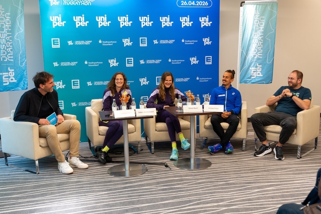 Gut gelaunt und voller Freude auf den Marathon v.l.Moderator Jan Wochner, Teilnehmer Deborah und Rabea Schöneborn, Simon Boch und Organisation Philipp Kopp © Lokalbüro