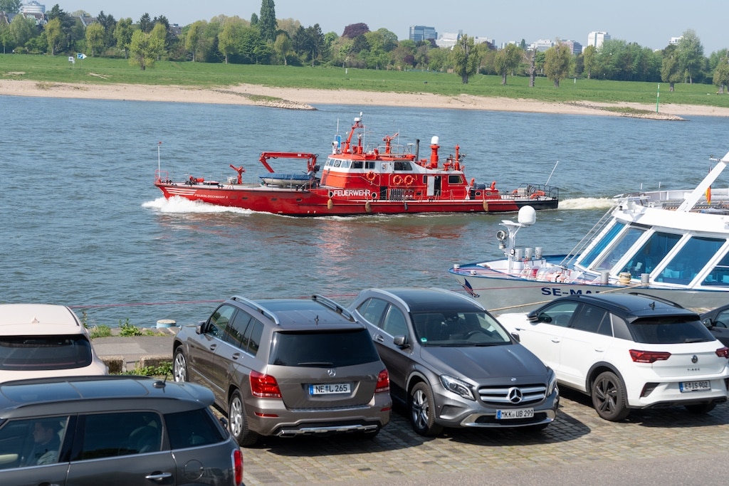 Feuerwehrboot im Rettungseinsatz © Lokalbüro