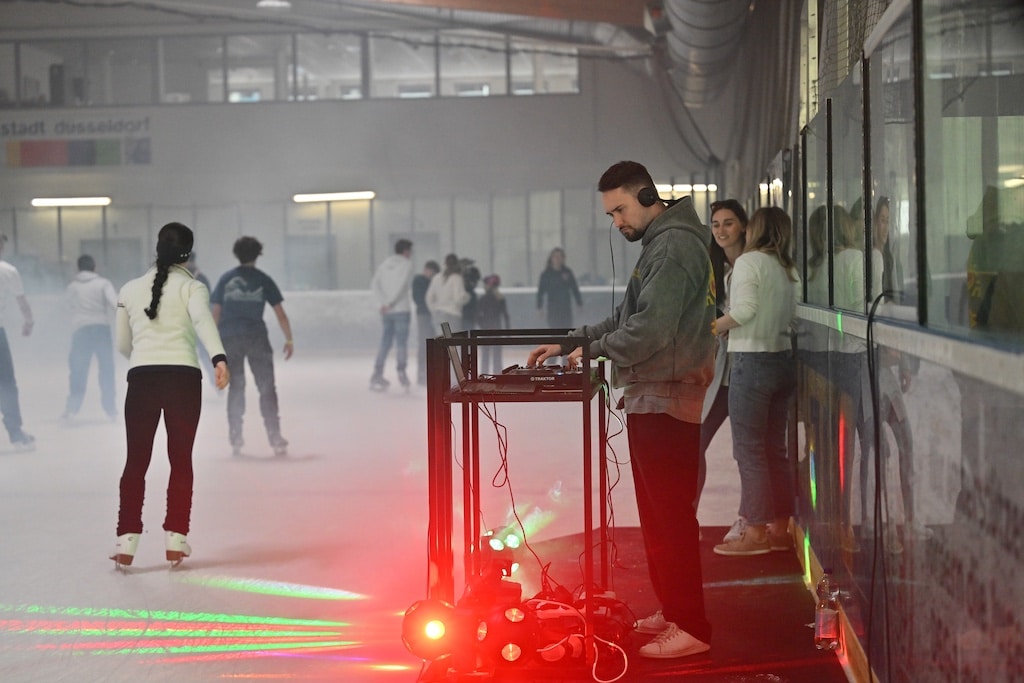 Impressionen von der Eisdisco in der Trainingshalle des Eisstadions an der Brehmstraße als Dankeschön der Stadt für junge Menschen, die sich ehrenamtlich engagieren © Michael Lübke