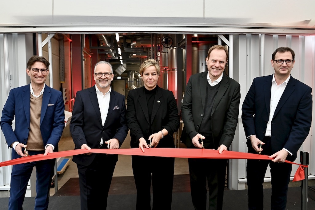 Dr. Daniel Kleine, Carsten Knobel, Mona Neubaur, Dr. Stephan Keller und Julien Mounier bei der Eröffnung der Energiezentrale für das Fernwärme-Projekt von Henkel und den Stadtwerken (v.l.n.r.). © Lokalbüro