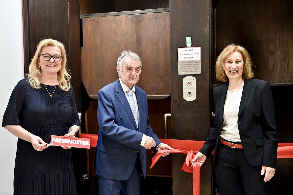 Polizeipräsidentin Miriam Brauns, Innenminister Herbert Reul und Elke Kolfen Tech. NL Leizung BLB Düsseldorf © Lokalbüro Polizeipräsidentin Miriam Brauns, Innenminister Herbert Reul und Elke Kolfen Tech. NL Leizung BLB Düsseldorf © Lokalbüro