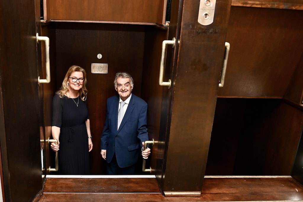 Die erste Fahrt im Paternoster gehörte der Polizeipräsidentin Miriam Braun und Innenminister Reul © Lokalbüro Die erste Fahrt im Paternoster gehörte der Polizeipräsidentin Miriam Braun und Innenminister Reul © Lokalbüro