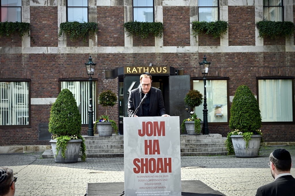 Oberbürgermeister Dr. Stephan Keller sprach anlässlich des Gedenktages "Jom HaShoah" ein Grußwort und las einen Teilder Namen der Düsseldorfer Holocaust-Opfer vor. © Lokalbüro
