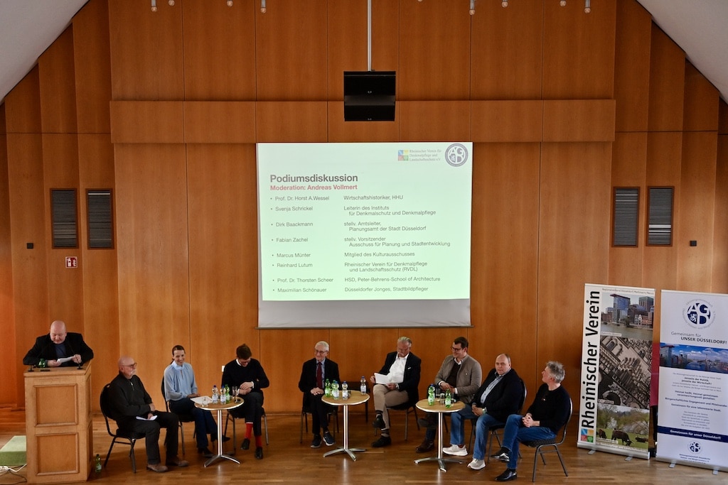 Das Podium (v.l.) Moderator Andreas Vollmer, Reinhard Lutum, Svenja Schrickel, Fabina Zachel, Horst A. Wessel, Marcus Münter, Maximilian Schönauer, Dirk Baakmann und Thorsten Scheer © Lokalbüro