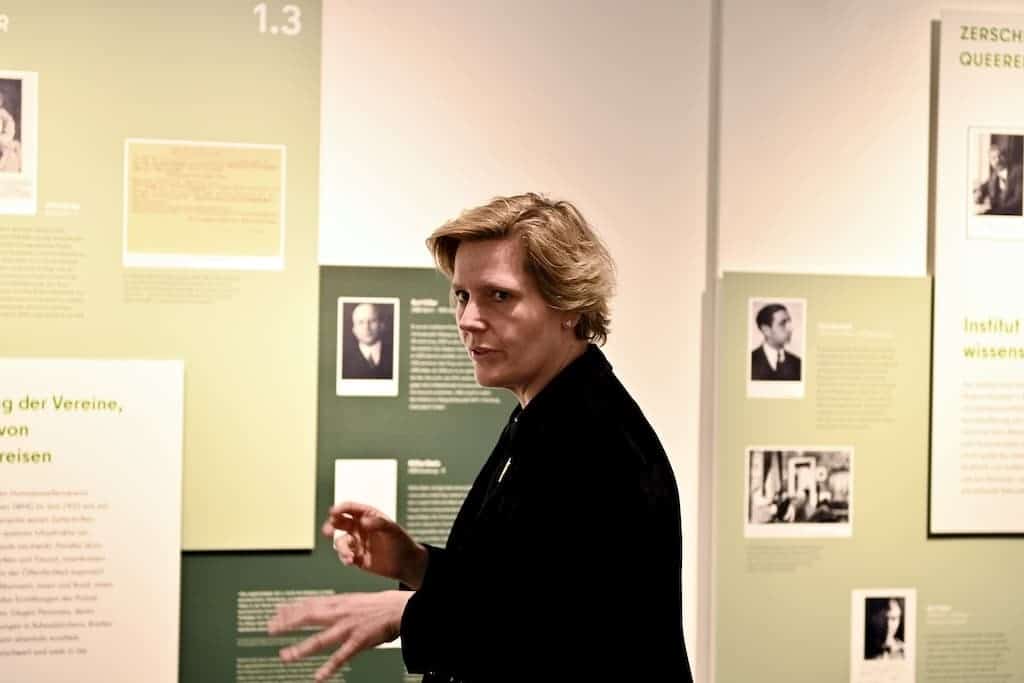 Kuratorin und Wissenschaftliche Mitarbeiterin Astrid Hirsch-von Borries der Ausstellung Queeres Leben in der NS-Diktatur © Lokalbüro