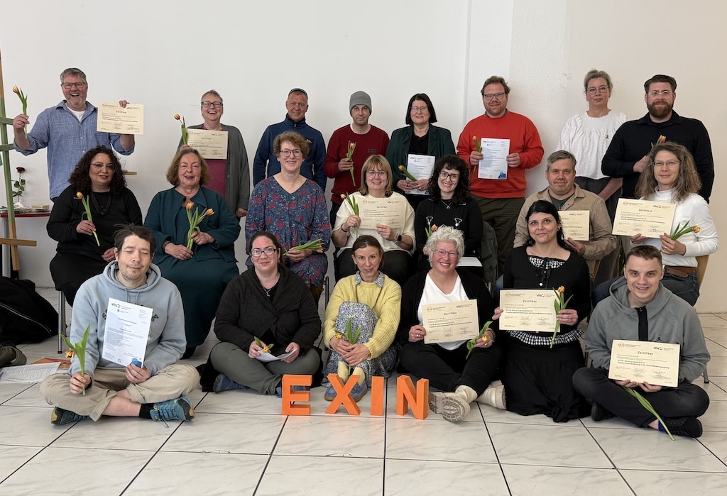 Christopher Gallo, VHS, (3. Reihe, 1.v. r.), Alexandra Budde, Gesundheitsamt, (3. Reihe, 2. v. r.) und Kathrin Sarlette (Lehrgangsleiterin, Gesundheitsamt) (2. Reihe, 3. v. l.) mit den Absolventinnen und Absolventen. © VHS Düsseldorf