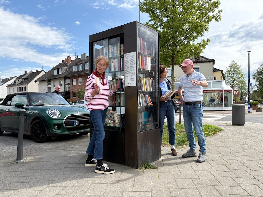 Initiatorin Andrea Lindenlaub (links) mit einigen ihrer Bücherschrank-Paten © Lindenlaub