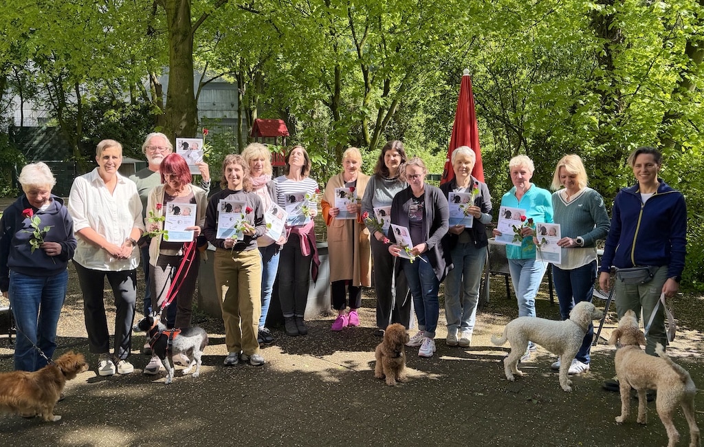 v.l.n.r Christine Classen mit Hund Pauley, Katrin Meyer (Projektkoordinatorin Düsseldorf) Thomas Radek, Jasmin Schmücker mit Hund Malou, Rafaela Schmid, Stefanie Leßenich, Eva Riddermann, Susanne Klug, Ariane Körner, Denise Schlenther mit Hündin Pippa, Eva Lohe, Nadja Thurau, Miriam Yelmo Poderoso, Änne Türke (Projektleitung) mit den  Manni und Jette © 4 Pfoten für Sie