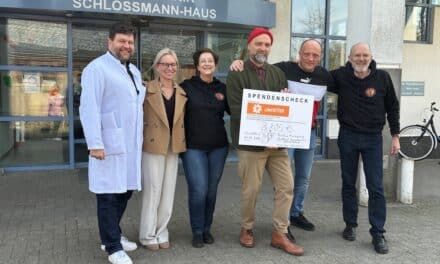 Yardbird-Ensemble übergibt Spendenscheck an krebskranke Kinder