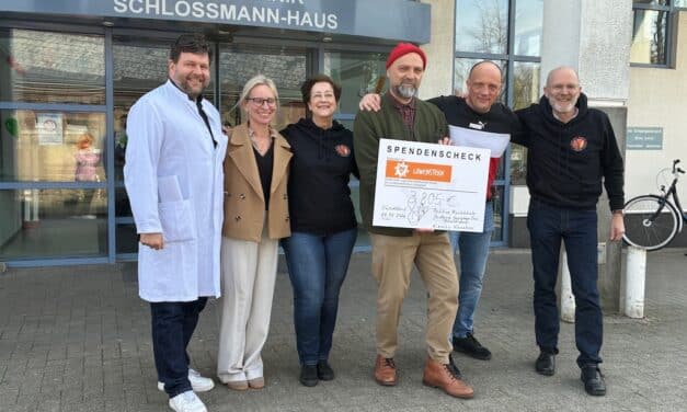 Yardbird-Ensemble übergibt Spendenscheck an krebskranke Kinder