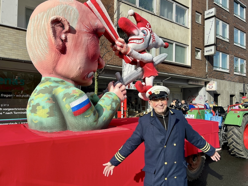 Jacques Tilly vor einem Mottowagen 2026 © Lokalbüro