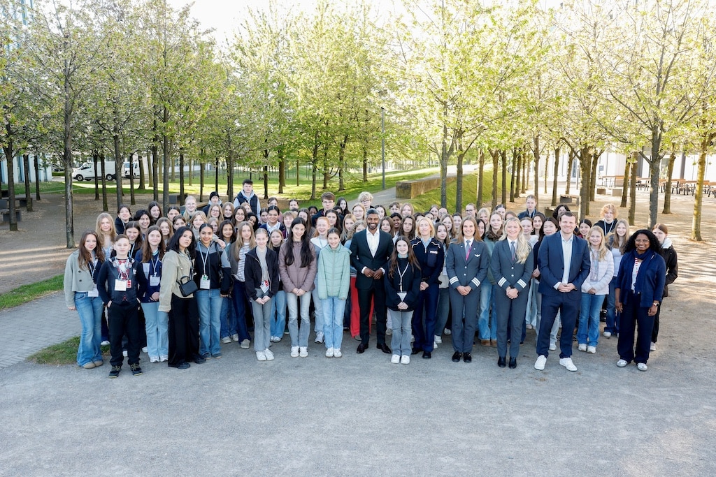 Pradeep Pinakatt, Geschäftsführer und Arbeitsdirektor am Düsseldorfer Flughafen mit den Teilnehmerinnen des Girls‘ Day und beteiligten Partnern. © Flughafen Düsseldorf / Andreas Wiese.
