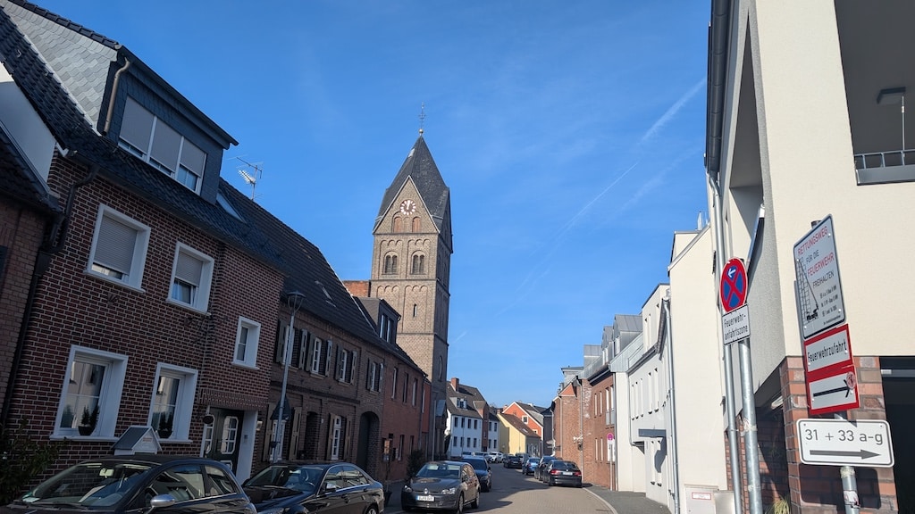Gleich hinter der Katholischen Kirche St. Agnes Angermund liegt das Pfarrheim © Gabriele Schreckenberg