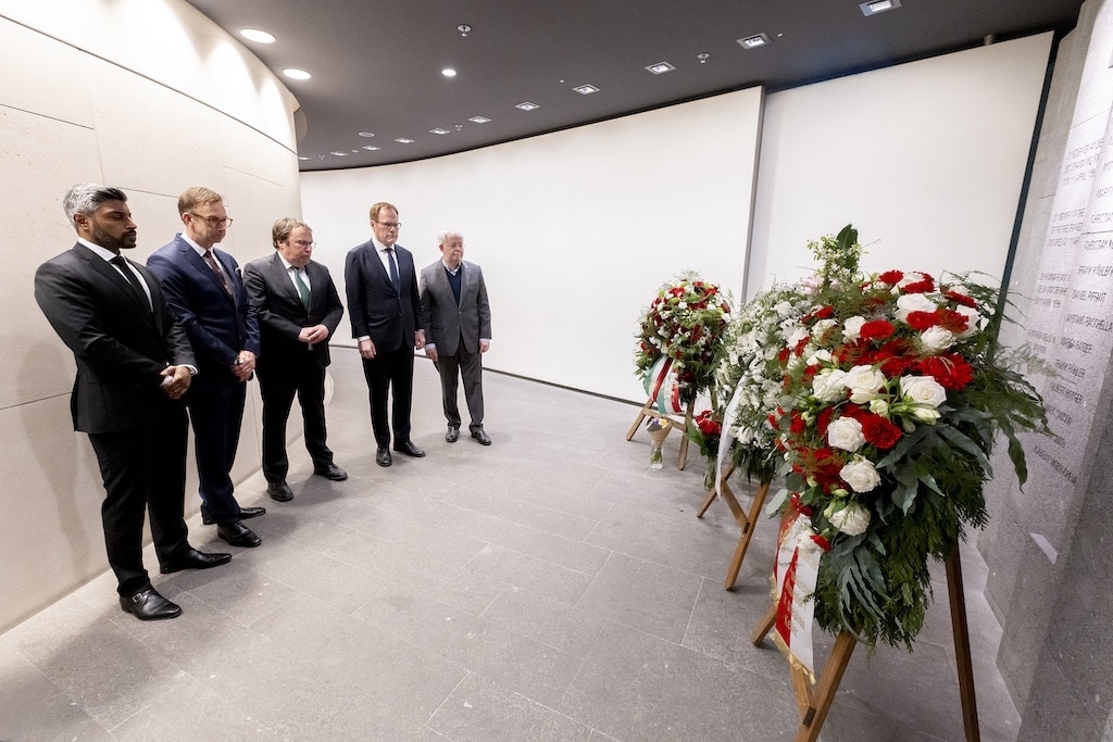 Landesminister Oliver Krischer (Mitte), Oberbürgermeister Dr. Stephan Keller (zweiter von rechts), Dr. Rolf Pohlig (rechts, stellvertretender Vorsitzender des Aufsichtsrats des Flughafens Düsseldorf) sowie Lars Redeligx (zweiter von links, Vorsitzender der Geschäftsführung) und Pradeep Pinakatt (links, kaufmännischer Geschäftsführer), anlässlich des 30. Jahrestages des Brandunglücks vom 11. April 1996 im Gedenkraum des Airports.Foto: Flughafen Düsseldorf / Andreas Wiese