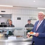 Ehemalige Obdachlose kochen im Ministerium: Projekt „Housing First meets MAGS“ wird fortgesetzt