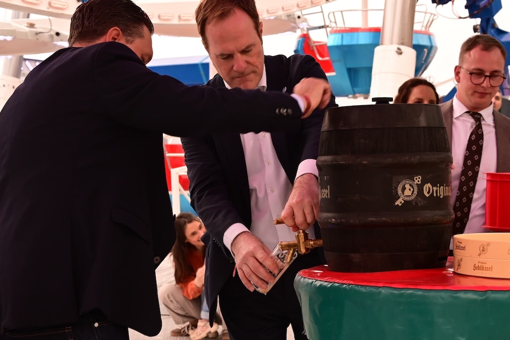 OB Dr. Stephan Keller beim trditonellen Fassanstich © Sabine Hanna