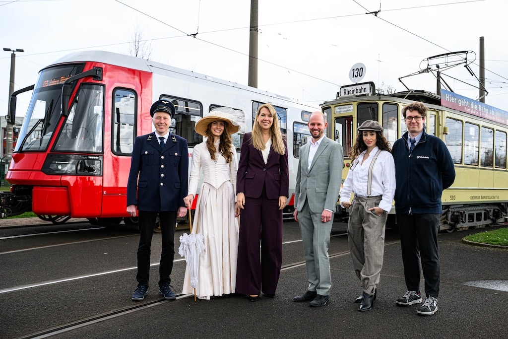 Rheinbahn-Vorständin Annette Grabbe und Bereichsleiter Betrieb Christian Finke (Mitte)  freuen sich über das 130. Jubiläum der Rheinbahn und den Pendelverkehr zum  Word Public Transport Day. © Rheinbahn Düsseldorf