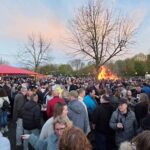 Bilker Osterfeuer zieht zahlreiche Besucher an