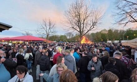 Bilker Osterfeuer zieht zahlreiche Besucher an
