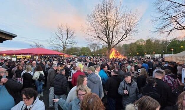Bilker Osterfeuer zieht zahlreiche Besucher an