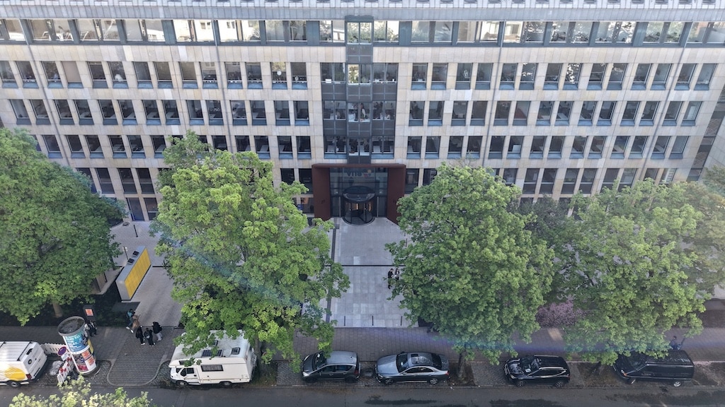 Mit dem Gebäude auf der Yorckstraße, kurz  "Yorcks" genannt, wurde ein neuer, identitätsstiftender Standort gefunden, an dem die Angebote der Volkshochschule zentral gebündelt zur Verfügung stehen. Vor dem Umzug waren die Bildungsangebote auf drei Standorte im Stadtgebiet verteilt: die Mecumstraße, der Bertha-von-Suttner-Platz und die Georg-Glock-Straße. © Landeshauptstadt Düsseldorf/ David Young