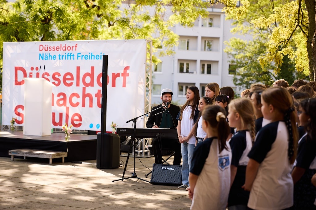 In Holzbauweise wurde an der Sternwartschule in Bilk ein Erweiterungsbau fertiggestellt. Im Beisein von Stadtdirektor und Schuldezernent Burkhard Hintzsche, der Leiterin des Amtes für Schule und Bildung Dagmar Wandt sowie der Schulleiterin Christiane Schilmar wurde das Gebäude am Montag, 4. Mai 2026, offiziell eingeweiht. Musiker Enkelson hat mit Schülerinnen und Schülern zwei Lieder dargeboten. © Landeshauptstadt Düsseldorf/Lasse Rotthoff