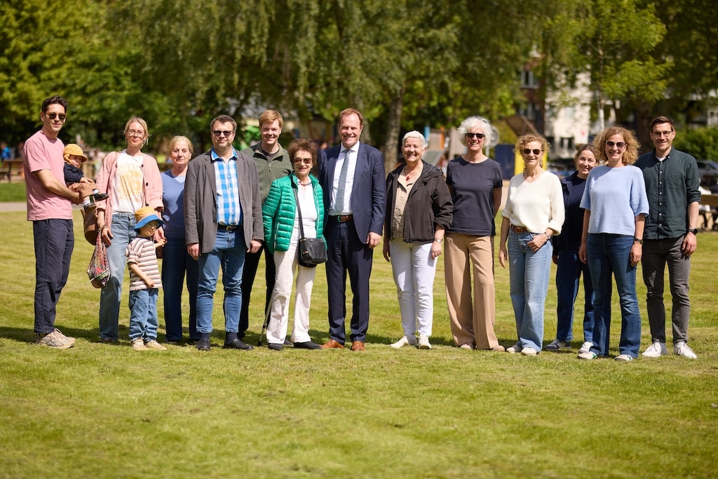 Nach Sanierung und Neugestaltung steht der Schillerplatz nun den Bürgerinnen und Bürger der Stadt mit Grünanlage und einem Kinderspielplatz wieder komplett zur Verfügung. Oberbürgermeister Dr. Stephan Keller (7. v. r.) eröffnete den Platz mit Gartenamtsleiter Doris Törkel (6. v. r.) sowie Gästen aus Politik, Nachbarn, Spielplatzpaten und Gartenamt am 21. Mai 2026. © Landeshauptstadt Düsseldorf/Lasse Rotthoff