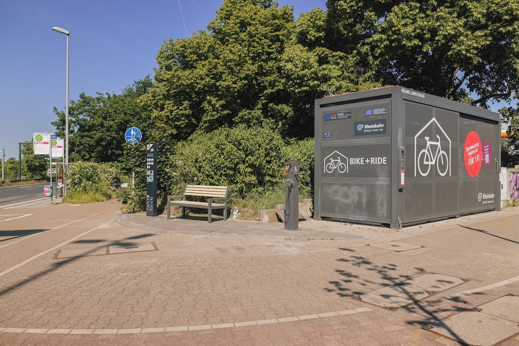 Zwei Bike+Ride-Anlagen der Rheinbahn für das sichere und witterungsfeste Abstellen von privaten Fahrrädern waren am Standort bereits vorhanden. Sie sind nun um Sharingstationen, eine Reparaturstation oder  auch eine Bank ergänzt worden. ©     Connected Mobility Düsseldorf