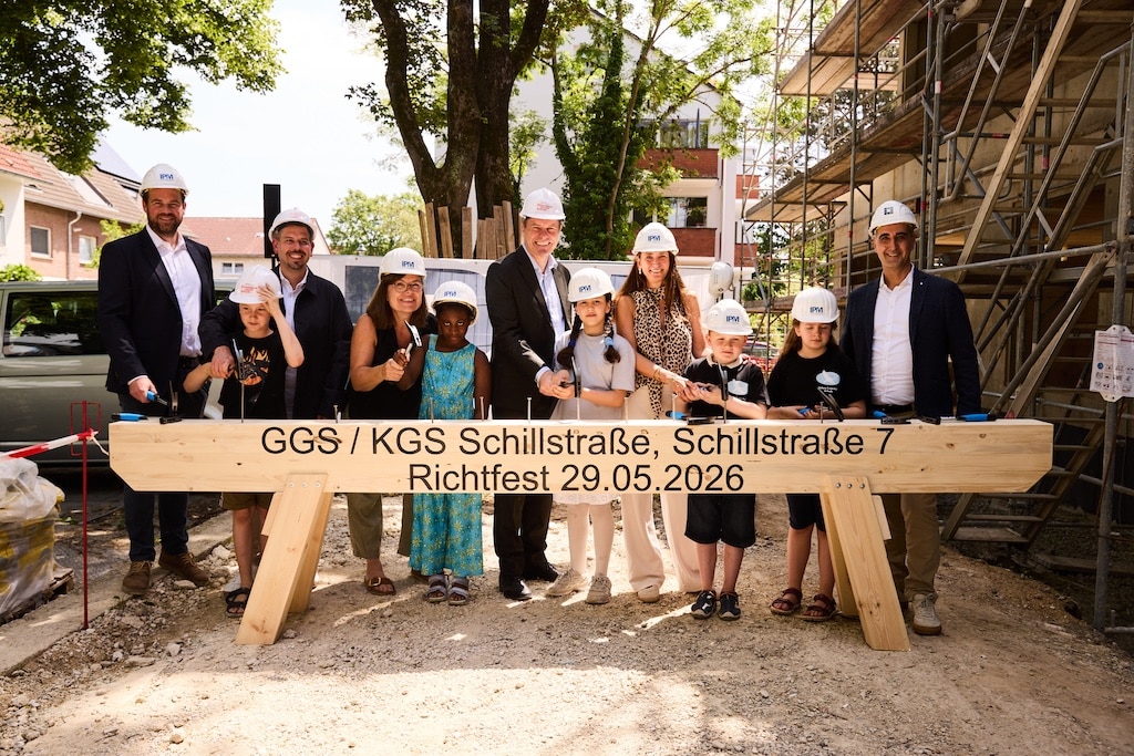 Beim Richtfest (v.l.): Michael Köhler, Technischer Geschäftsführer IPM, Thomas Schwindowski, Abteilungsleiter Schulorganisation und Digitalisierung im Amt für Schule und Bildung, Stefanie Köster, Schulleiterin der KGS Hermann-Gmeiner, Oberbürgermeister Dr. Stephan Keller, Anja Menke, Schulleiterin der GGS Selma-Lagerlöf, Beyhan Ciftci, Geschäftsführender Gesellschafter Lühn Bau, zusammen mit Schülerinnen und Schülern der beiden Grundschulen. © Landeshauptstadt Düsseldorf/Lasse Rotthoff