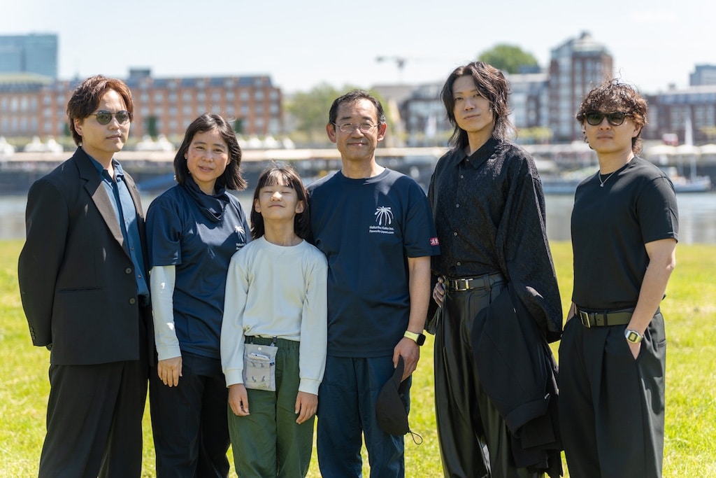 Hideki Kubota (Bild mitte) ist mit seiner kompletten Familie an den Rhein. Beim heutigen Aufbau des Feuerwerks wurde er von seiner Frau Yukiko und seiner Tochter Rirei Links und rechts Mitglieder der Band © LB / Olaf Oidtmann