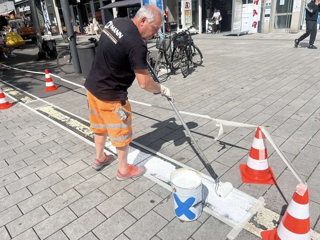 Neue Bodenmarkierungen auf der Schadowstraße © Lokalbüro