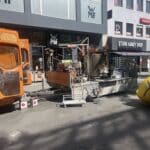 Neue Bodenmarkierungen auf der Schadowstraße – Arbeiten laufen bis Freitag