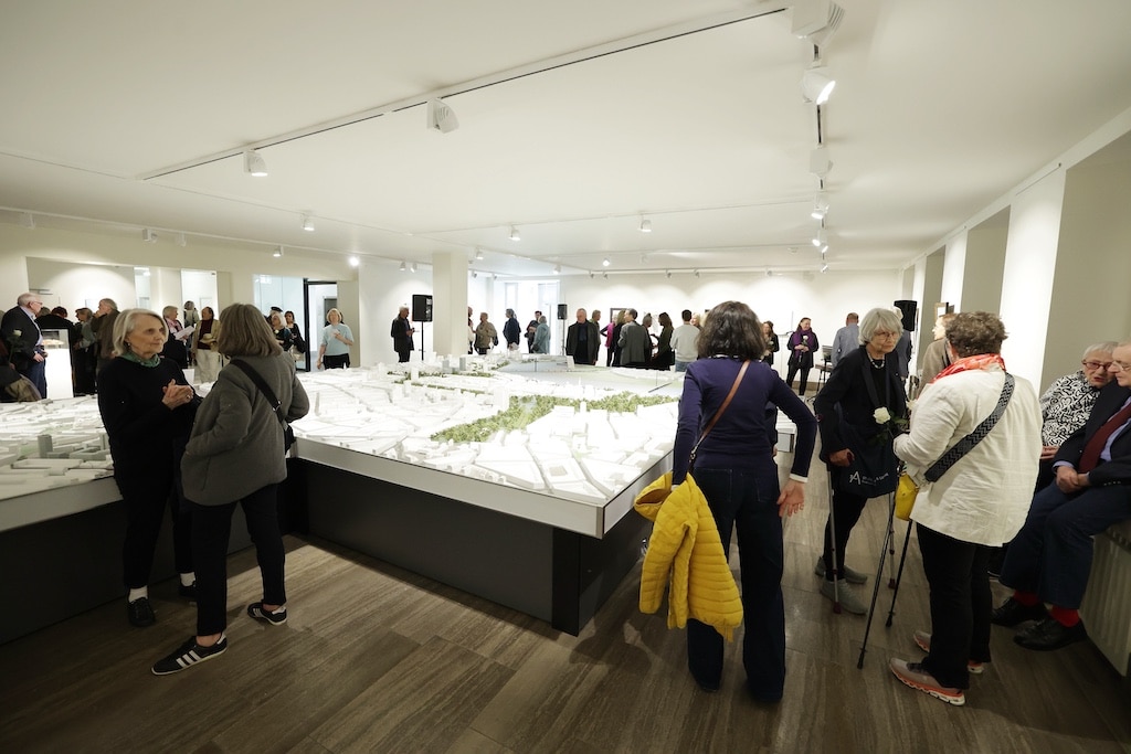 Blick in die Rathaus-Ausstellung anlässlich des 100. Geburtstages des Netzwerkes GEDOK © Landeshauptstadt Düsseldorf/ David Young