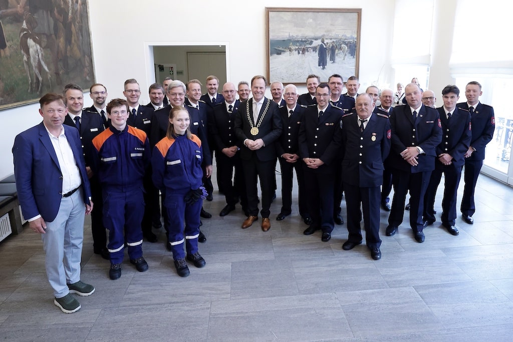 Für ihren langjährigen Einsatz bei der Freiwilligen Feuerwehr Düsseldorf und ihre besondere Arbeit wurden am Freitag, 8. Mai 2026, ehrenamtliche Einsatzkräfte der Freiwilligen Feuerwehr im Jan-Wellem-Saal des Rathauses ausgezeichnet. Oberbürgermeister Dr. Stephan Keller (m. mit Amtskette) überreichte ihnen gemeinsam mit Stadtdirektor und Feuerwehrdezernent Burkhard Hintzsche (l.) die Feuerwehr-Ehrenzeichen und Ehrennadeln. © Landeshauptstadt Düsseldorf/ David Young
