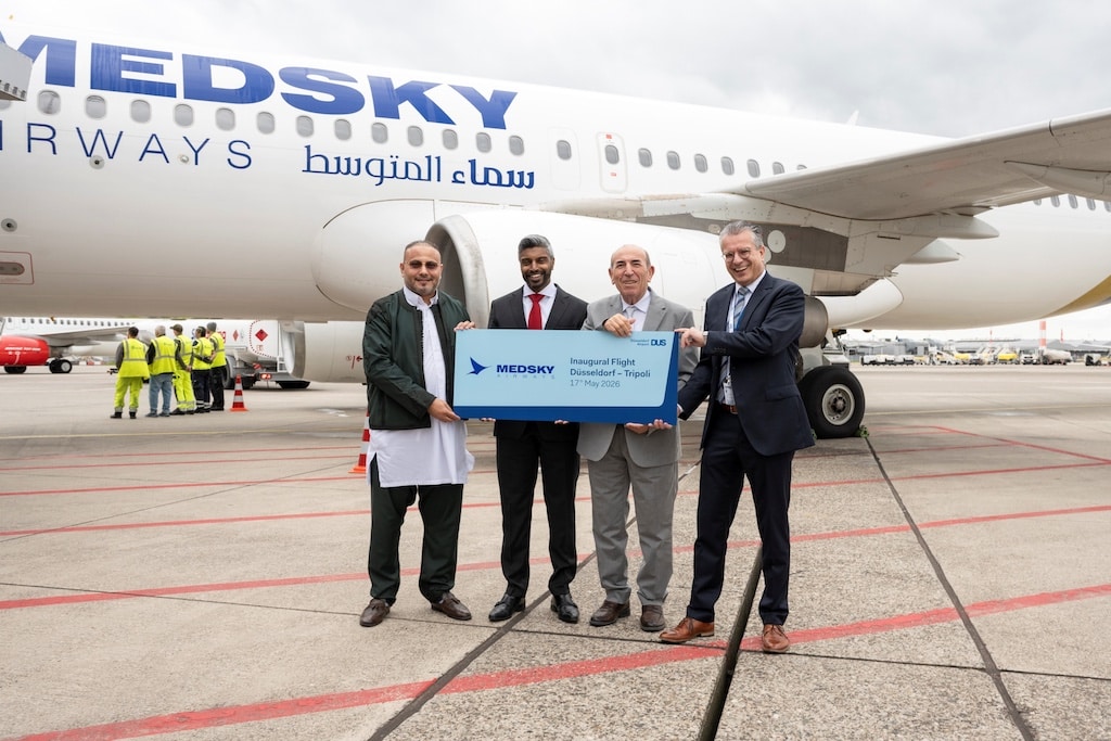 Neue Direktverbindung nach Libyen: Pradeep Pinakatt, kaufmännischer Geschäftsführer des Düsseldorfer Flughafens (2.v.l.), und Ulrich Topp, Leiter Aviation Business Development am Flughafen Düsseldorf (rechts), begrüßten Medsky-CEO Seraj Elfitore (links) und Abubaker Elfortia, Aufsichtsratsvorsitzender Medsky Airways, bei der ersten Ankunft aus Tripolis. © Flughafen Düsseldorf / Caroline Schlüter