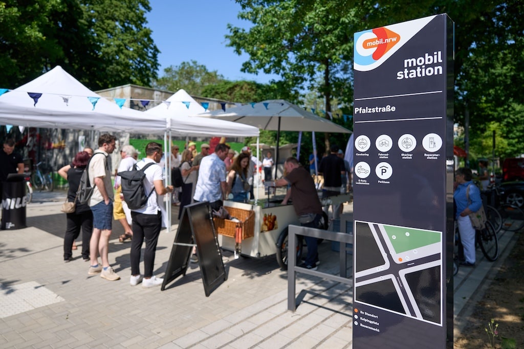 Viele Besucher aus der Nachbarschaft waren zur offiziellen Eröffnung der neuen Mobilitätsstation Pfalzstraße gekommen. © Landeshauptstadt Düsseldorf/Claus Langer
