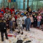 “Unsere Welt ist bunt”: 250 Kinder verwandeln Eisfläche in riesige Leinwand