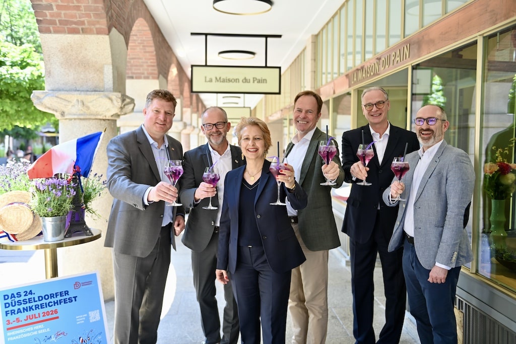 v.l.n.r.: Thomas Kötter(Geschäftsführer Destination Düsseldorf Veranstaltungs- GmbH), Stephan Reuther (Brand Manager Alpine, BOB Automotive GmbH), Isabelle Chevelard (Vorstandsvorsitzende TARGOBANK AG), Dr. Stephan Keller (Oberbürgermeister der Landeshauptstadt Düsseldorf), Wolfram N. Diener (Vorsitzender der Geschäftsführung, Messe Düsseldorf GmbH) und Sébastien Horzinski (Stv. Leiter Institut français Düsseldorf und Köln). © Lokalbüro