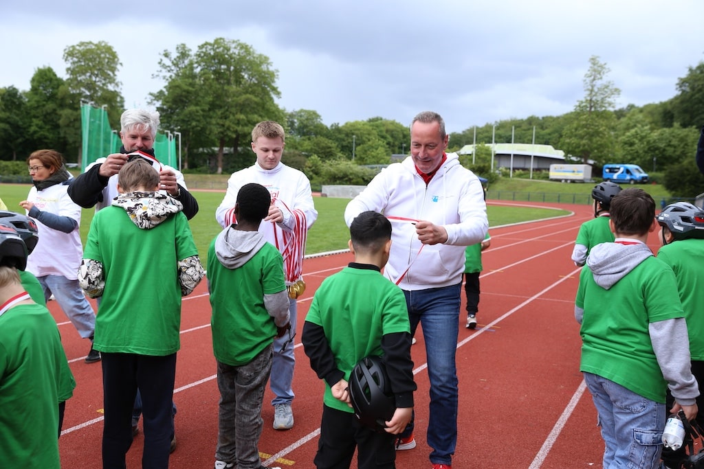 Stefan Boesel, stellvertretender Leiter des Sportamtes, übernahm die Siegerehrung und überreichte beim Special Petit Depart den Kindern Urkunden und Medaillen und dankte außerdem den freiwilligen Helferinnen und Helfern für ihren Einsatz. © Landeshauptstadt Düsseldorf/Ingo Lammert