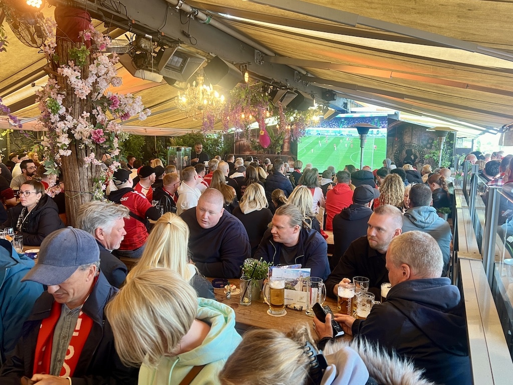 Fortuna Fans schauen in den Kasematten © Lokalbüro