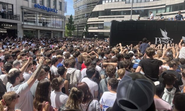 Gratis-Shirts sorgen für Chaos in der Düsseldorfer Innenstadt