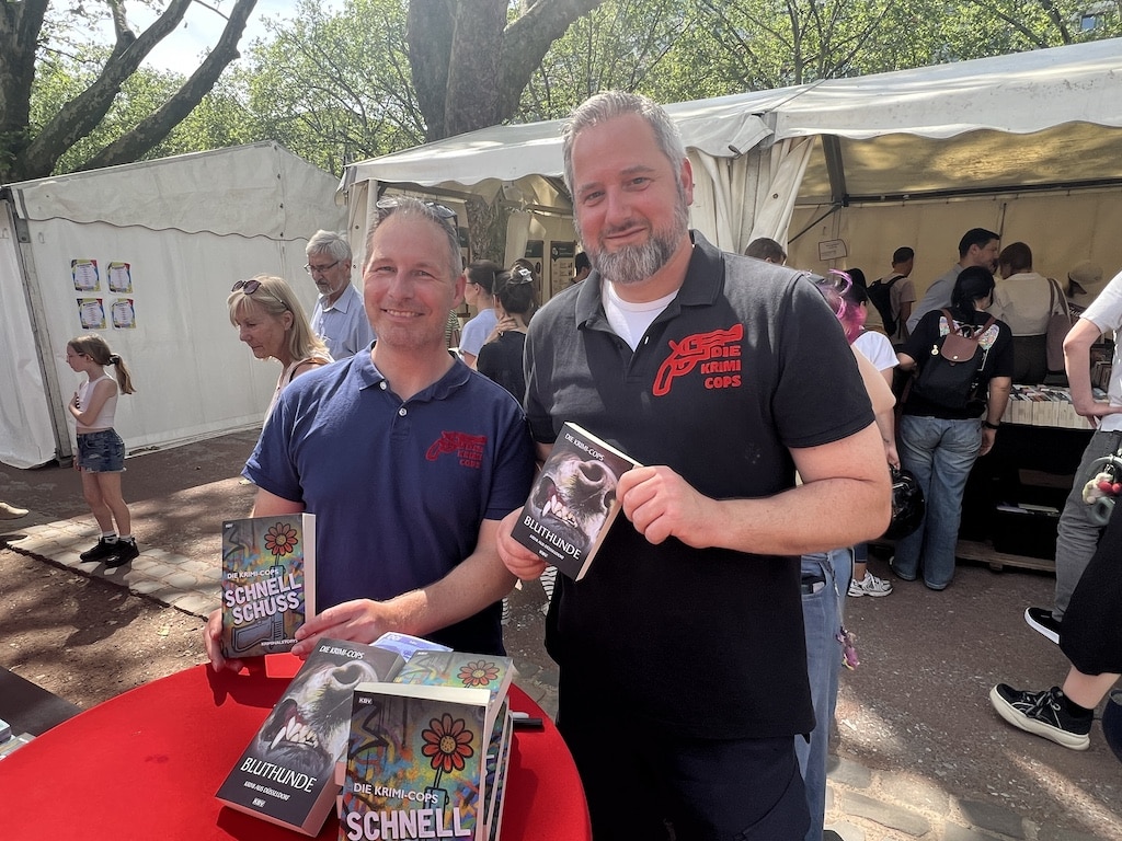 Gut gelaunt beim Bücherbummel: Ingo Hoffmann (l.) und Carsten Rösler von den Krimi-Cops mit ihren Düsseldorf-Krimis „Schnellschuss" und „Bluthunde". © Lokalbüro