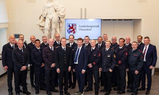 Stadtdirektor Hintzsche ehrt 16 Feuerwehrleute mit Gold und Silber